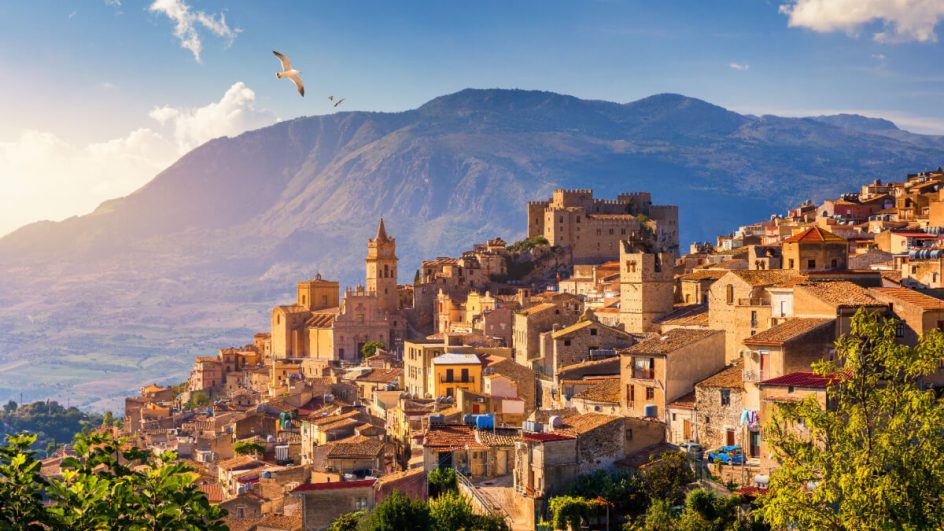 A Itália encanta com suas belas paisagens (Imagem: DaLiu | Shutterstock)