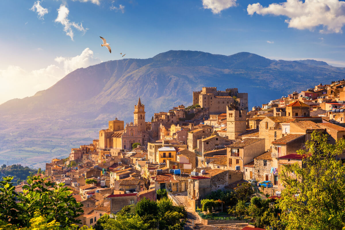 A Itália encanta com suas belas paisagens (Imagem: DaLiu | Shutterstock)