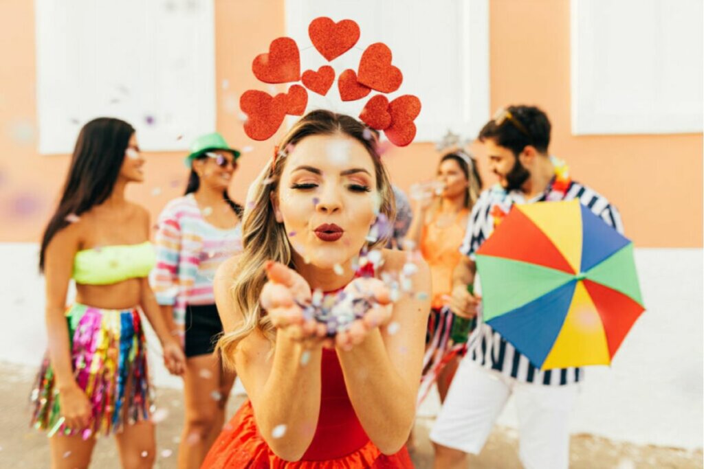 A folia de rua pode ser uma boa opção para quem quer economizar (Imagem: Kleber Cordeiro | Shutterstock)