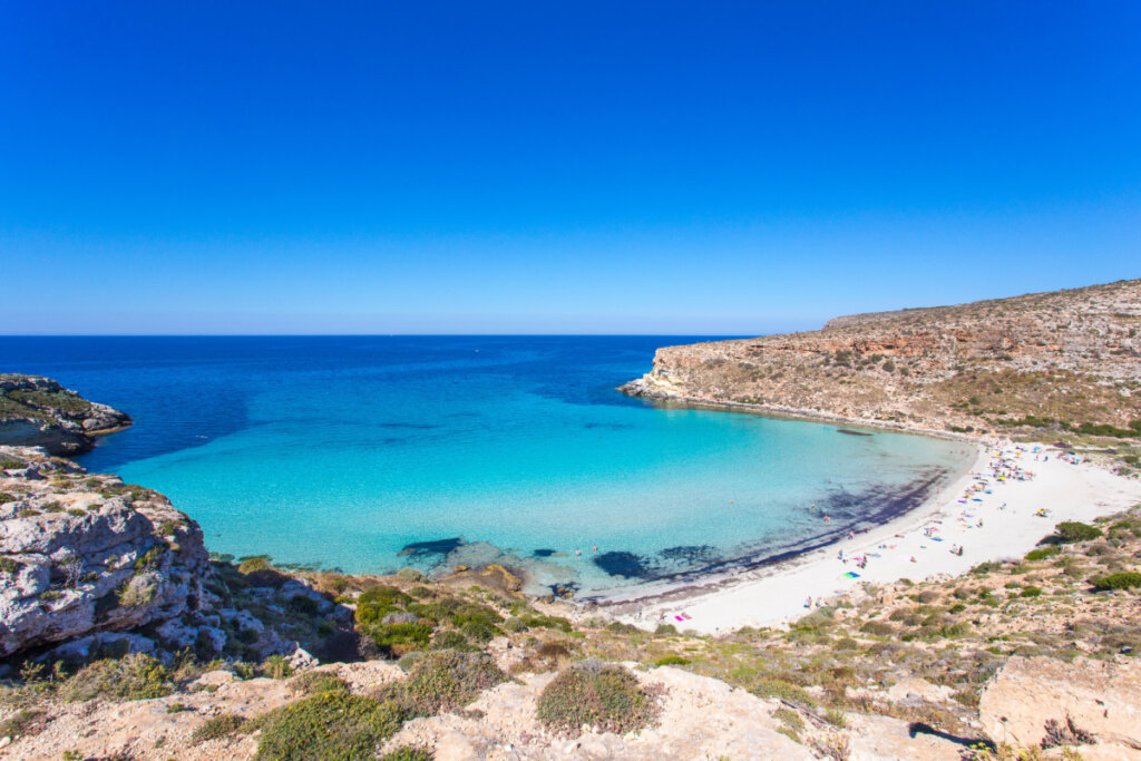 A Spiaggia dei Conigli é considerada por muitos a praia mais bonita da Europa (Imagem: jackbolla | Shutterstock)