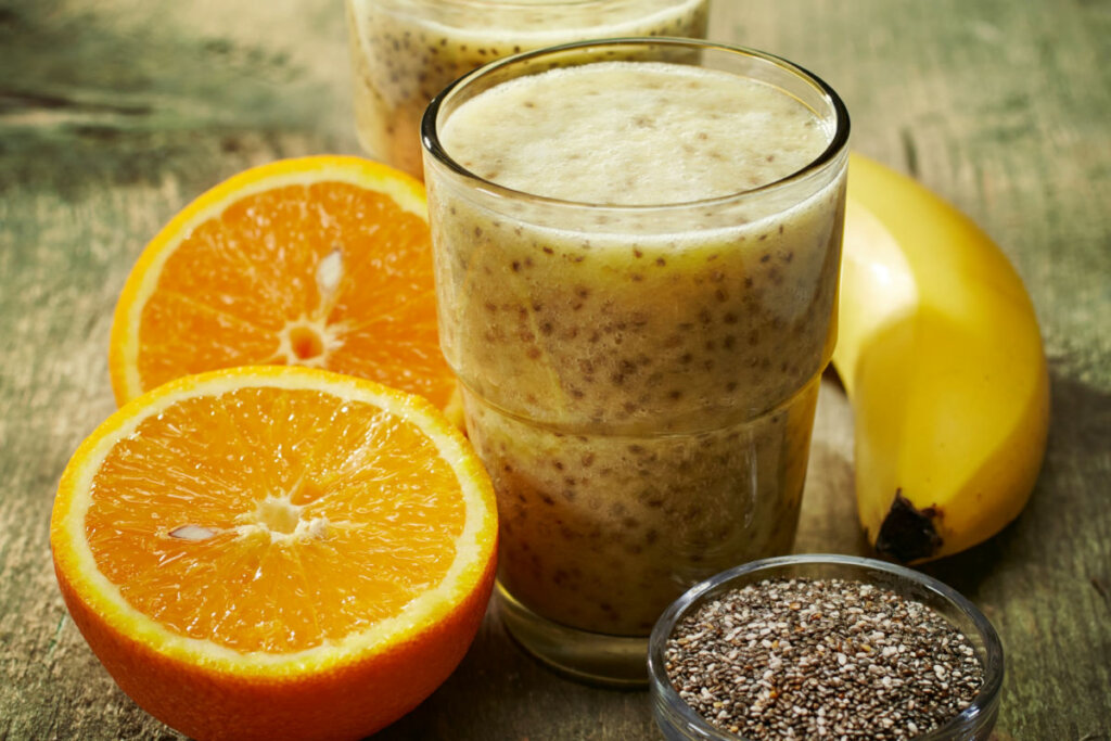Suco de laranja com banana (Imagem: MaraZe | Shutterstock)