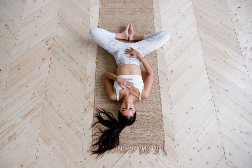Supta Baddha Konasana ajuda a relaxar a pélvis (Imagem: GingerKitten | Shutterstock)