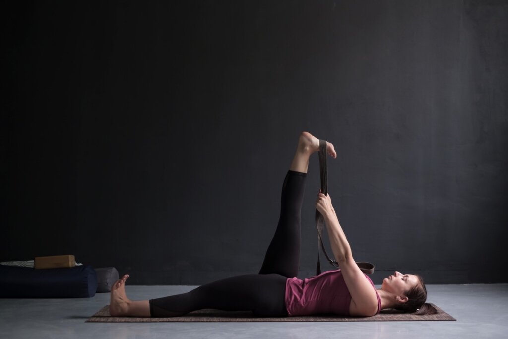 Supta Padangusthasana reduz a pressão nas costas (Imagem: Koldunov | Shutterstock)