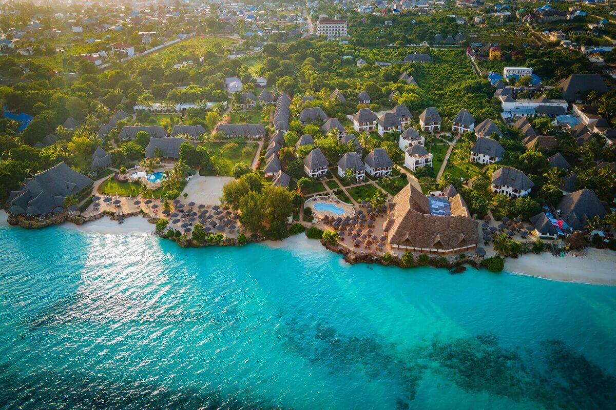 Tanzânia é um destino surpreendente, com paisagens exuberantes e ricas experiências culturais (Imagem: Kehinde Temitope Odutayo | Shutterstock)