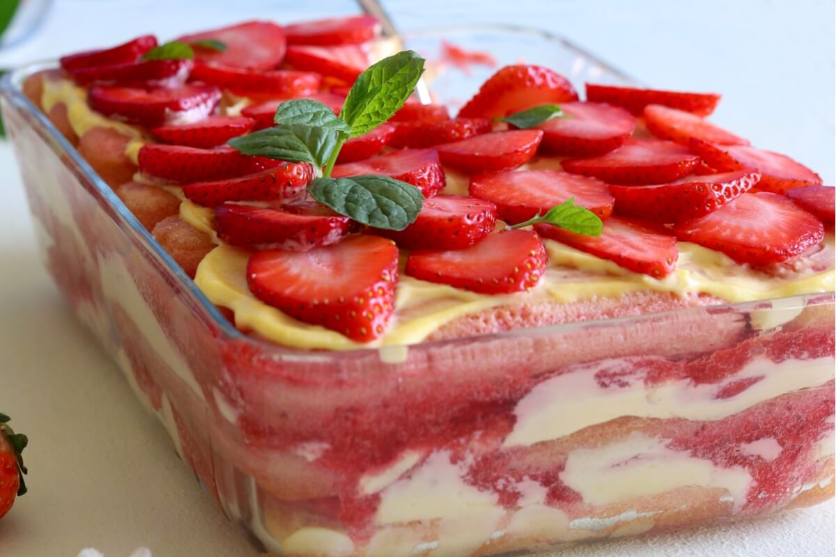 Tiramisu de morango (Imagem: Grazziela | Shutterstock)