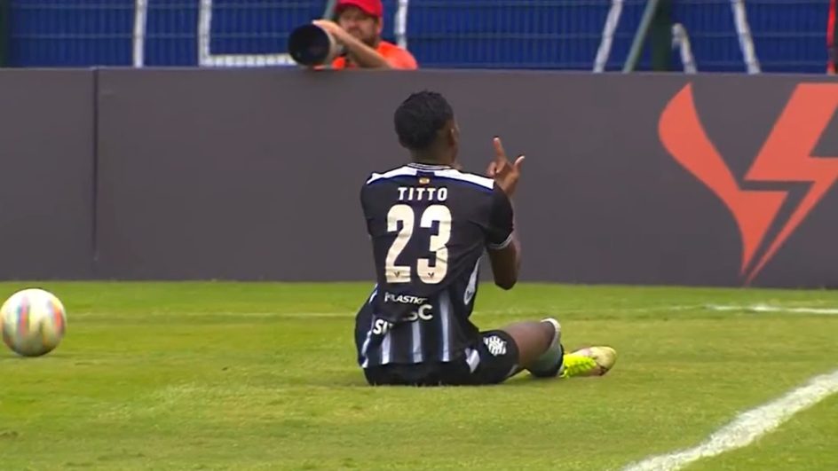 Aos sete minutos do segundo tempo, o gesto obsceno de Rodolfo Tito para a torcida do Avaí, que ocasionou a expulsão (Foto: reprodução, NSC TV)