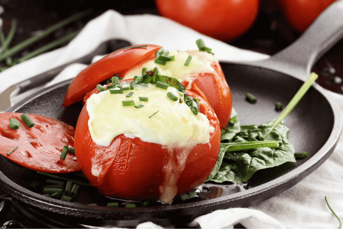 Tomate recheado com queijo (Imagem: Stephanie Frey | Shutterstock)