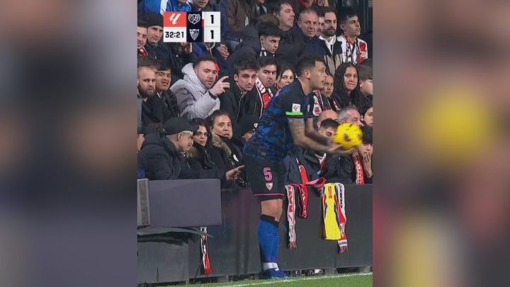Torcedor faz gesto obsceno em jogador durante partida da La Liga