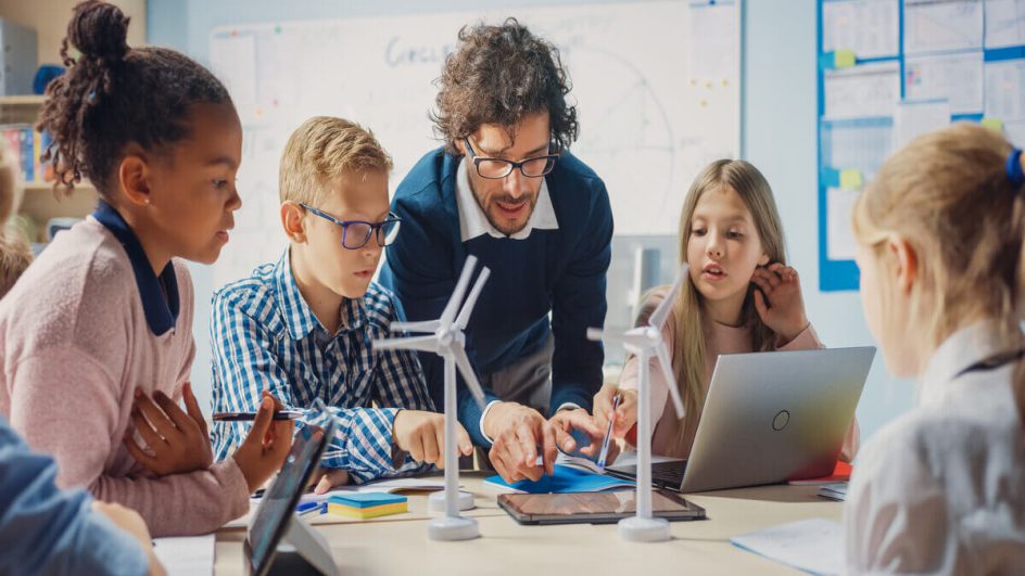 Tecnologia complementa e enriquece os estudos  (Imagem: Gorodenkoff | Shutterstock)