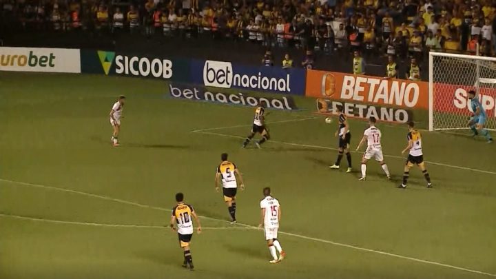 VÍDEO Assista ao gol contra bizarro de jogador do Criciúma