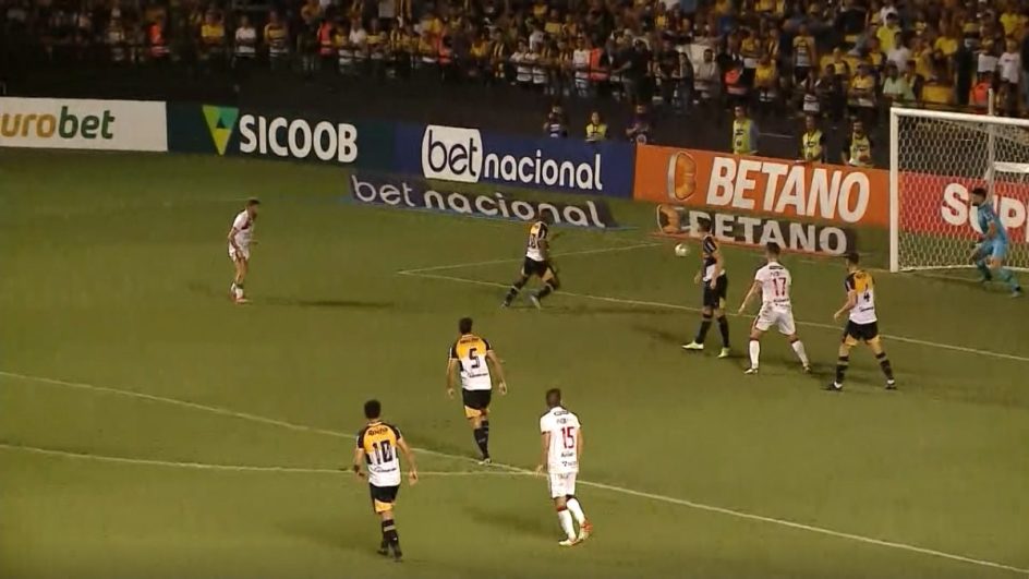 VÍDEO Assista ao gol contra bizarro de jogador do Criciúma