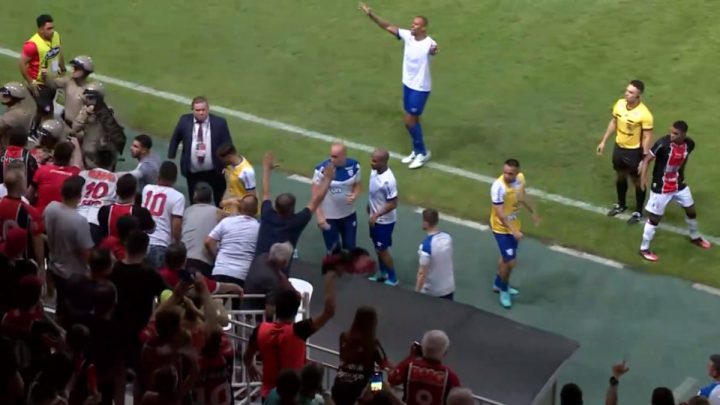 VÍDEO Gol de empate rende briga entre jogadores do Avaí e torcida do Joinville.png