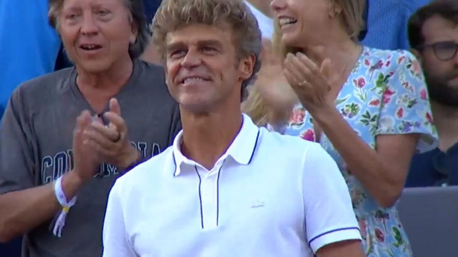 VÍDEO Guga Kuerten é ovacionado e se emociona durante o Rio Open