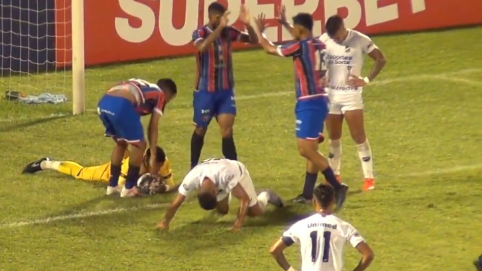 VÍDEO Lance bizarro acaba em pênalti na Copa do Nordeste