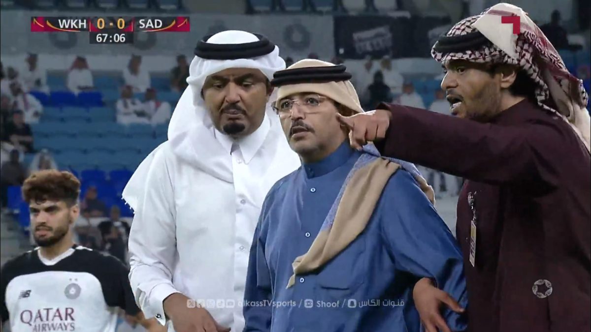 Veja o momento em que o Sheik invade o campo para reclamar do pênalti