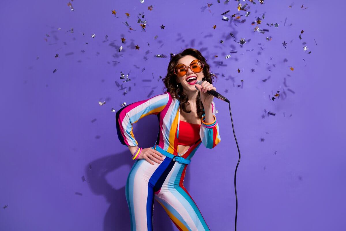 Preparar a voz para a festa evita danos nas cordas vocais (Imagem: Roman Samborskyi | Shutterstock)