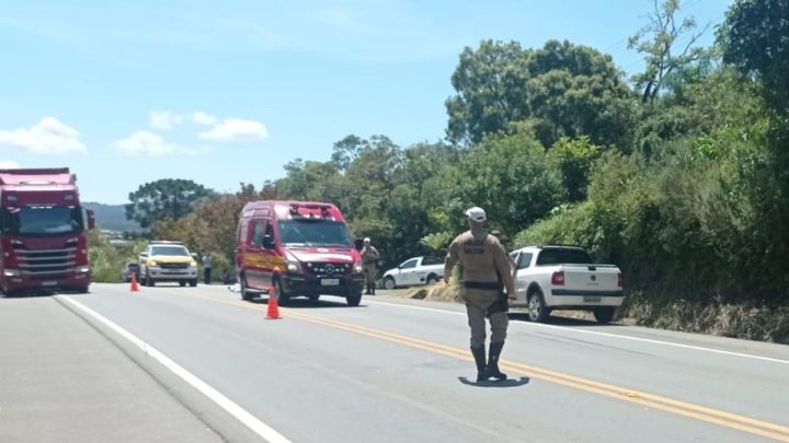 Adolescente morre após acidente entre moto e caminhão em rodovia de SC