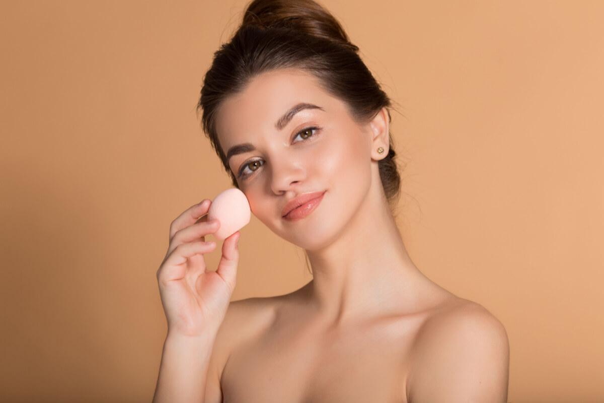 Cirurgia plástica na adolescência não deve ser fruto de um ato impulsivo (Imagem: PonomarenkoNataly | ShutterStock)