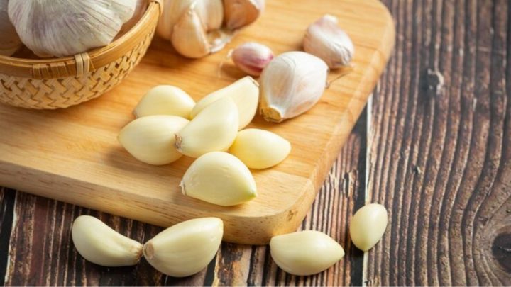 Alho puxa fila do aumento nos alimentos e cesta básica fica mais cara em Joinville