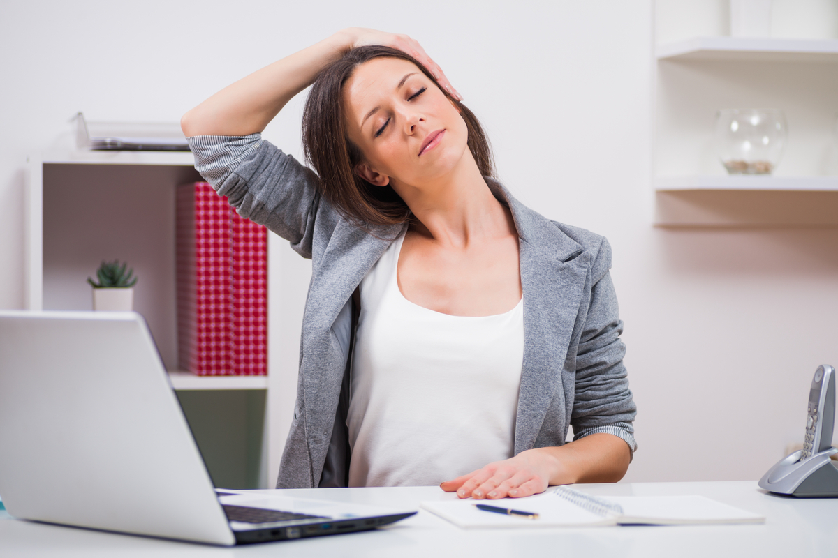 Alongar o corpo ajuda a combater dores (Imagem: Mladen Mitrinovic | Shutterstock)