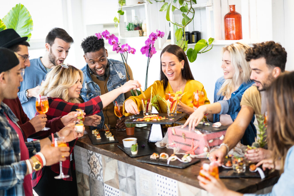Festejar em casa com amigos e comidas gostosas pode ser uma ótima opção para os foliões que estão com orçamento baixo (Imagem: View Apart | Shutterstock)