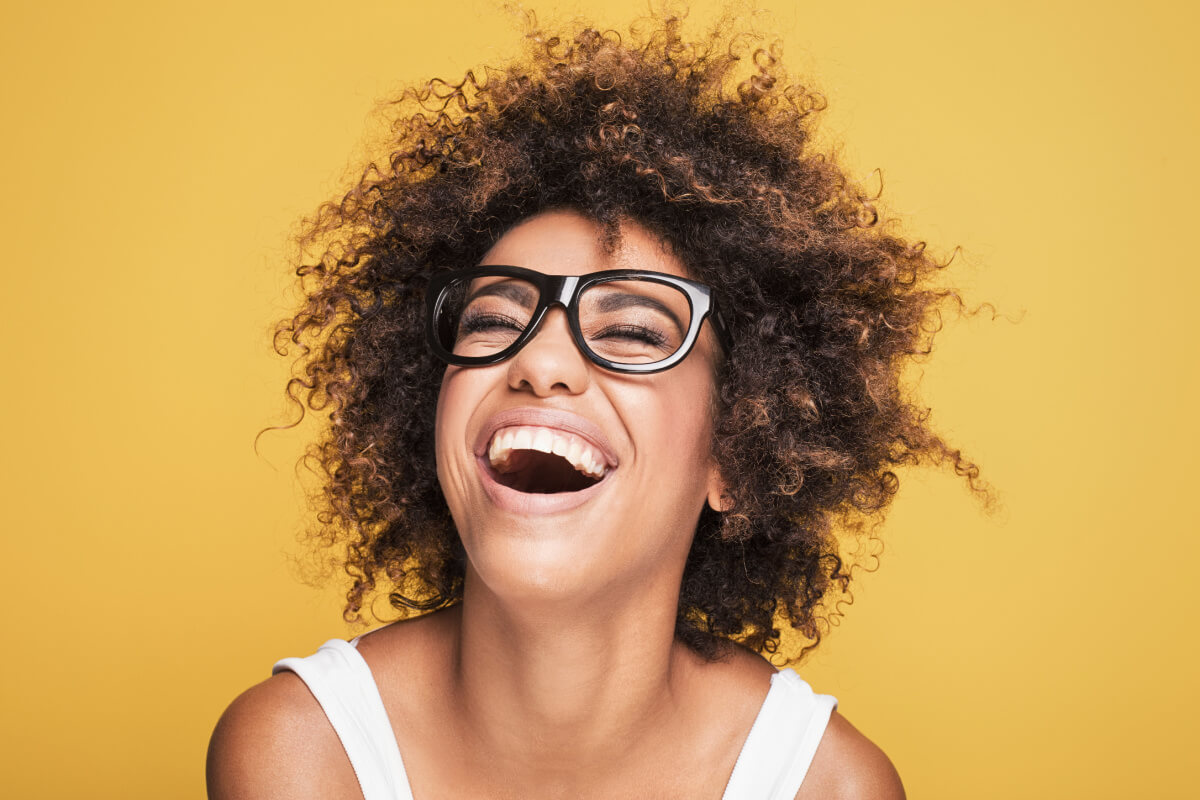 Viva de acordo com o que é verdadeiro para você, em vez de ceder à pressão social (Imagem: NeonShot | Shutterstock)