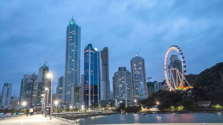 Por permitir a construção de prédios a beira-mar, Balneário Camboriú é muito procurada (Imagem: Danilo Oliver | Shutterstock)