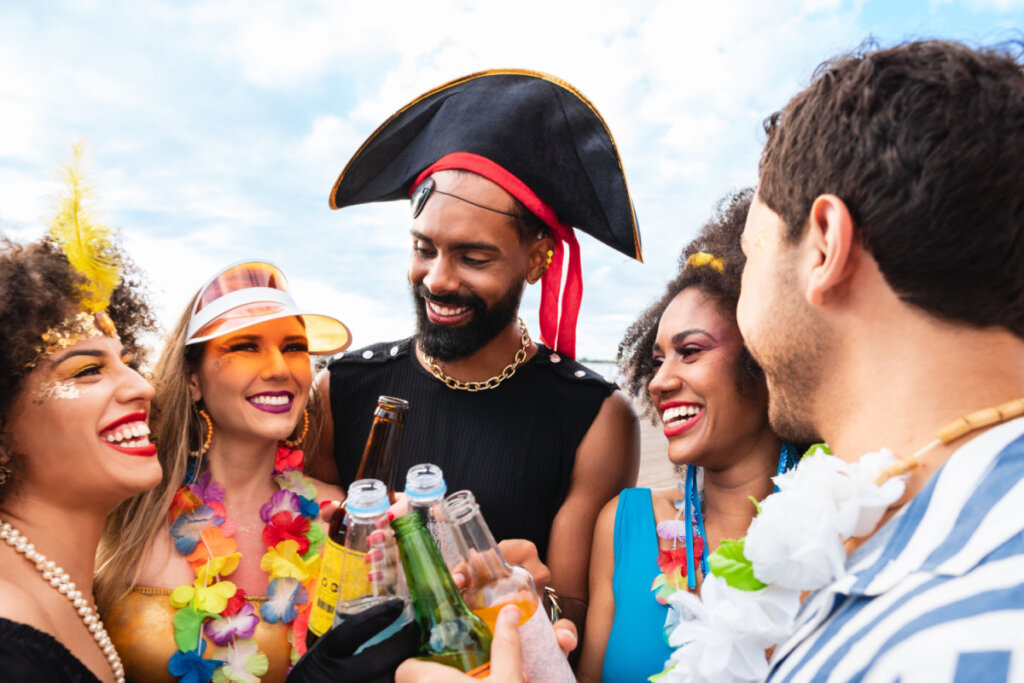 O excesso de bebida alcoólica e cigarro no Carnaval pode prejudicar as cordas vocais (Imagem: Vergani Fotografia | Shutterstock)