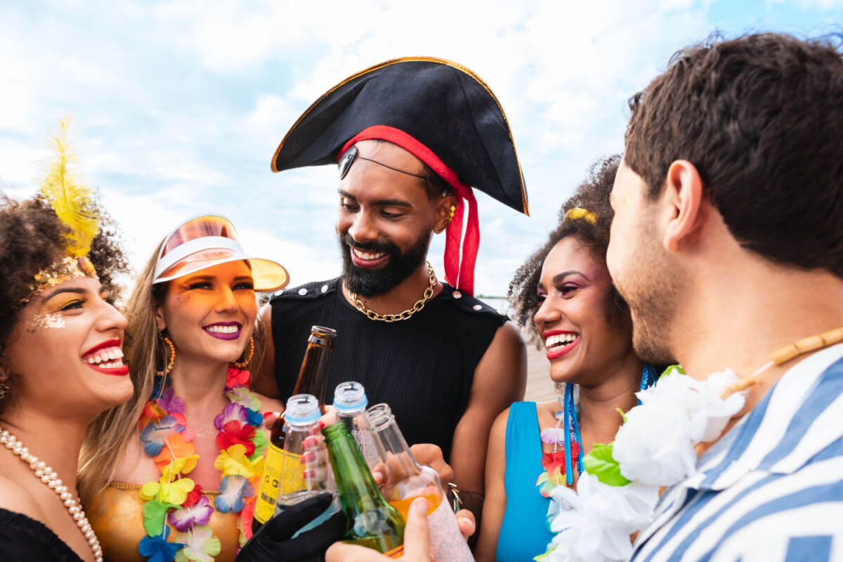 O excesso de bebida alcoólica no Carnaval pode prejudicar o coração (Imagem: Vergani Fotografia | Shutterstock)