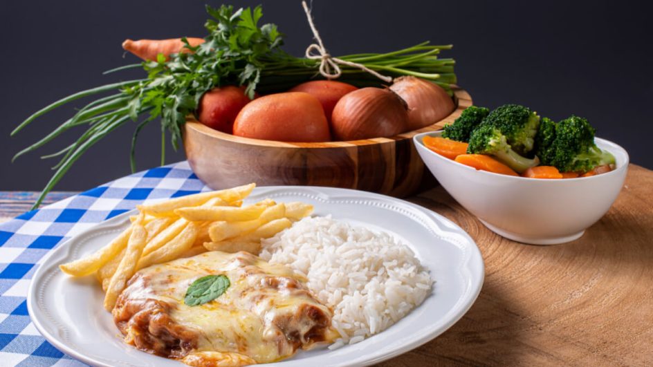 Bife à parmegiana (Imagem: flanovais | Shutterstock)