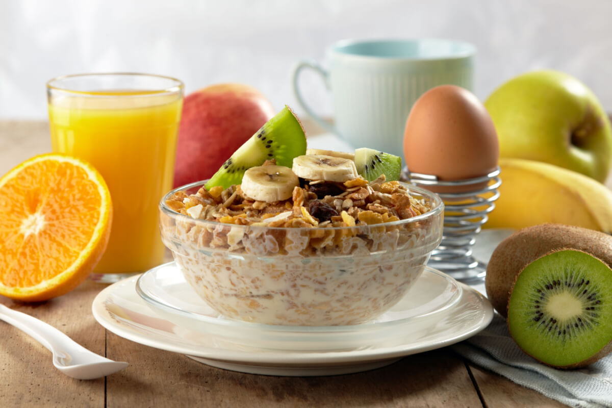 Um café da manhã equilibrado é importante para o ganho de massa muscular (Imagem: MaraZe | Shutterstock)