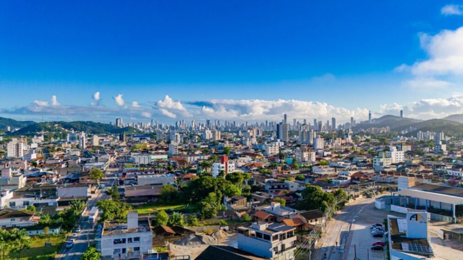 Camboriú assina aditivo com concessionária e oficializa obras para tratamento de esgoto