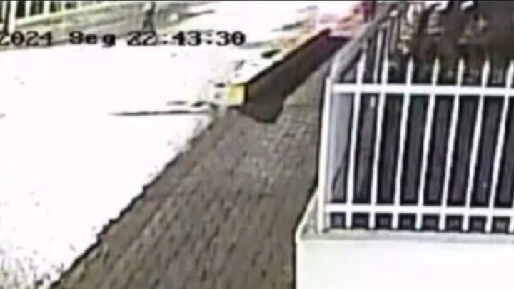 VÍDEO: Câmeras mostram momento que suspeito se aproxima de mulher estuprada e apedrejada em SC