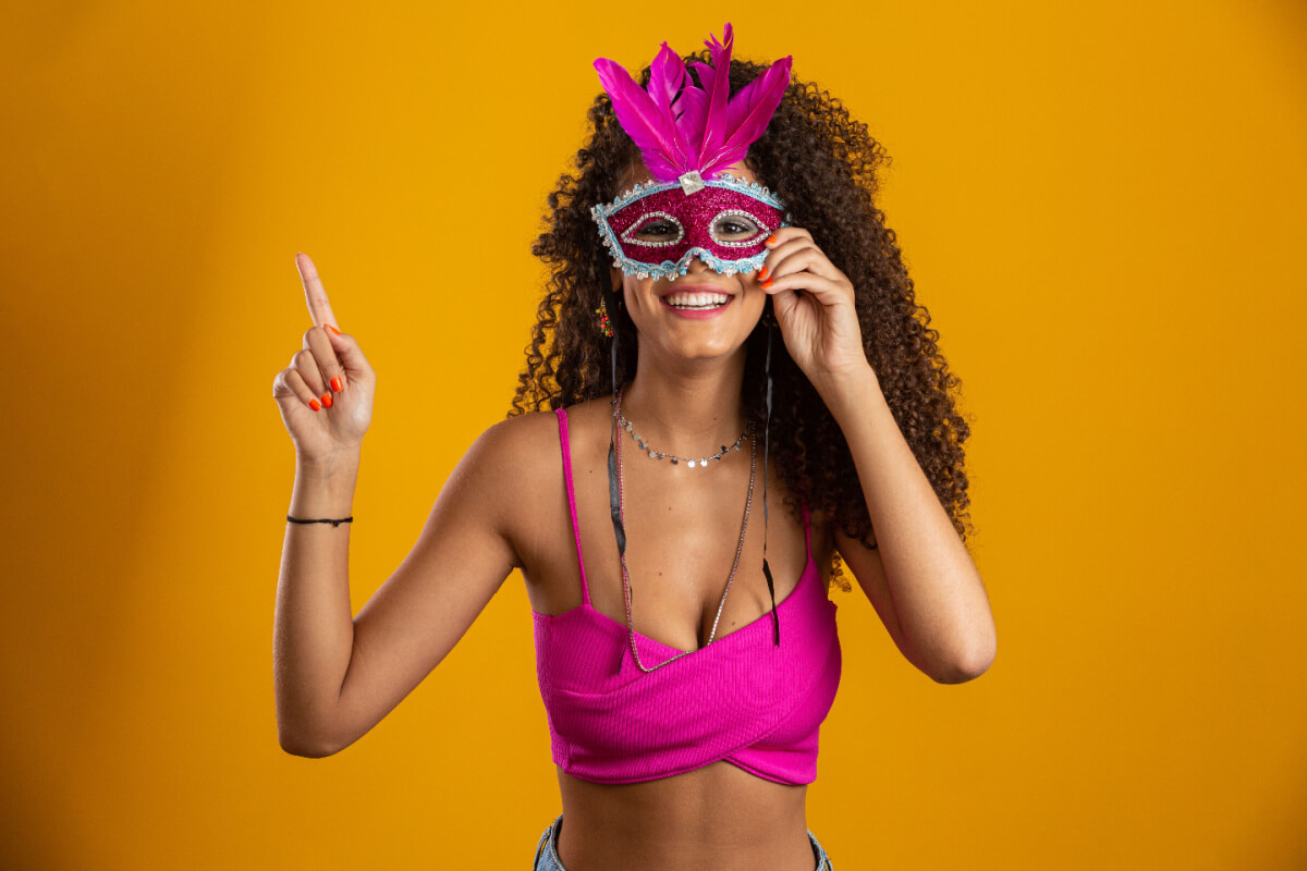 Não é preciso ir aos bloquinhos com fantasias superelaboradas (Imagem: Brastock | Shutterstock)