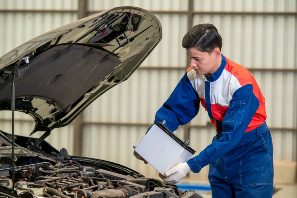 A atenção ao motor é necessária, pois o calor intenso pode aumentar a pressão no sistema de lubrificação (Imagem: M2020 | Shutterstock)