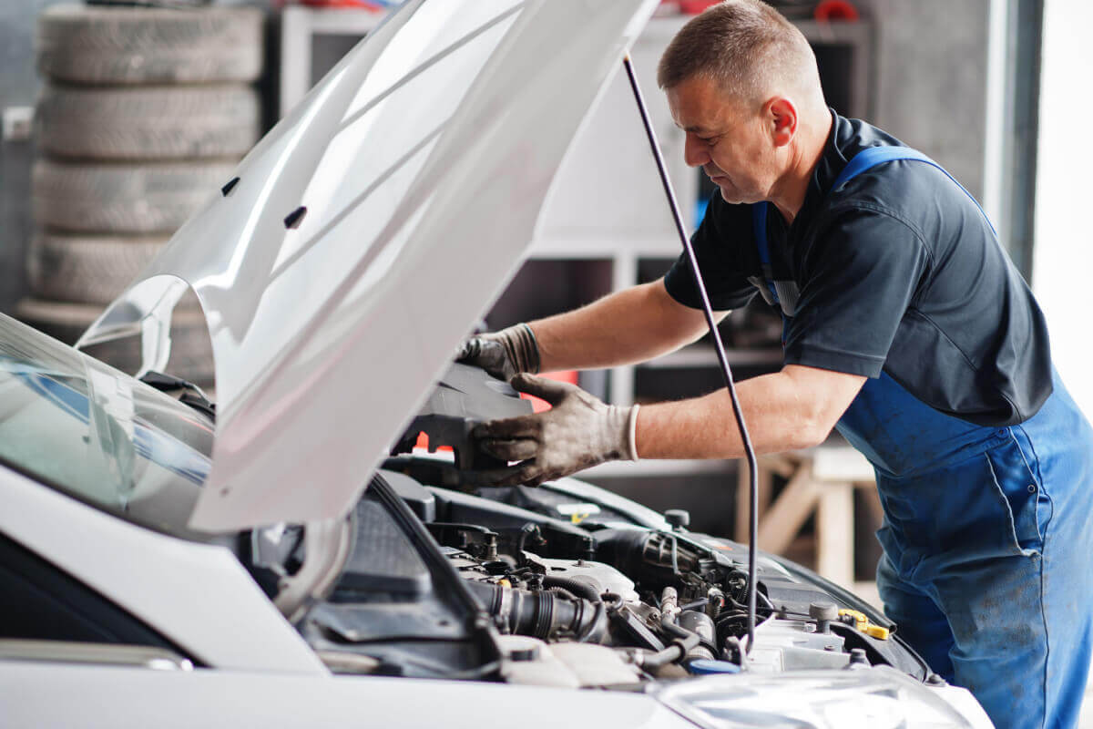 No verão, o seu automóvel pode precisar de mais cuidados (Imagem: AS photo family | Shutterstock)