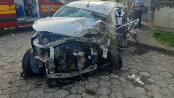 Jovem de 21 anos morre em colisão frontal entre carro e caminhão em rodovia de SC
