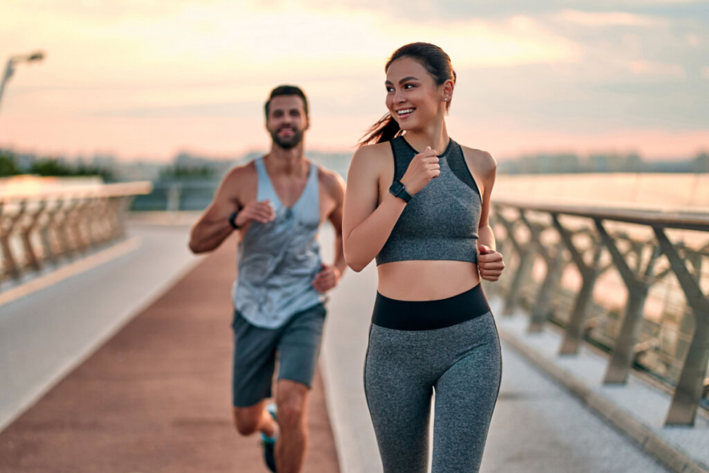 Correr ajuda a liberar hormônios que proporcionam bem-estar (Imagem: 4 PM production | Shutterstock)