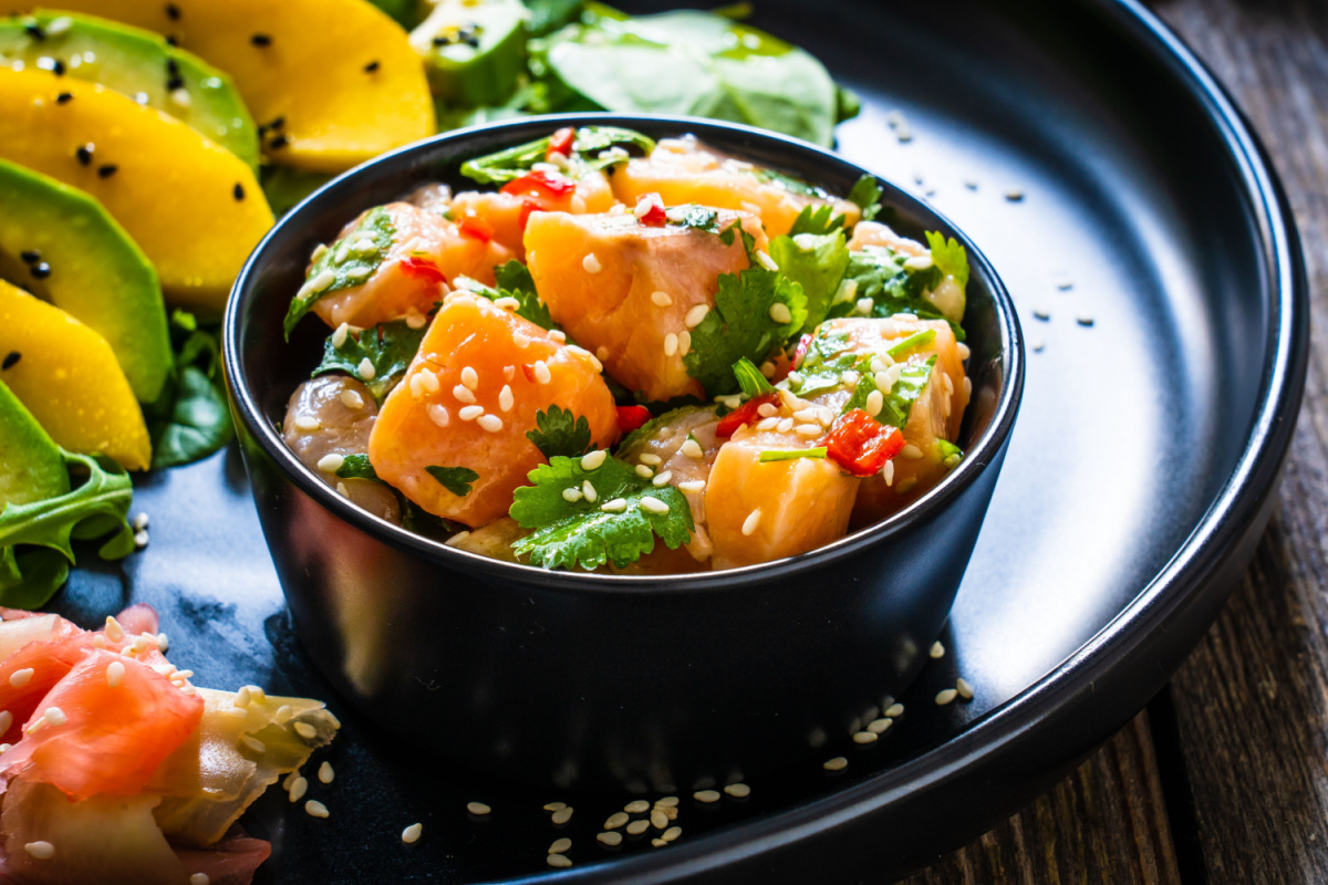 Ceviche de salmão com manga e abacate (Imagem: Jacek Chabraszewski | Shutterstock)