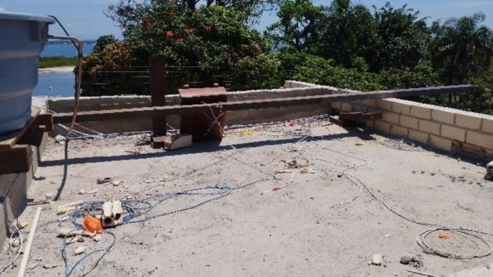 Jovem morre após sofrer choque elétrico enquanto trabalhava no telhado em SC