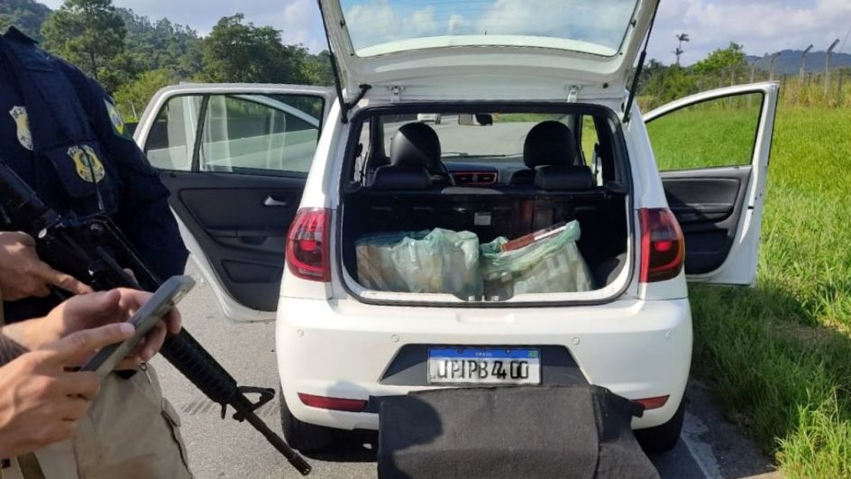 Polícia apreende carga de cigarros saborizados contrabandeados do Paraguai em rodovia de SC