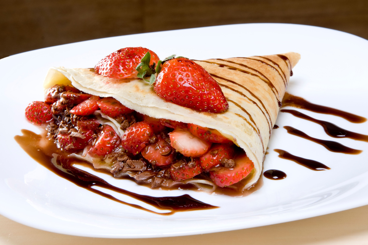 Crepe de chocolate com morango (Imagem: henrique ferrera | Shutterstock)