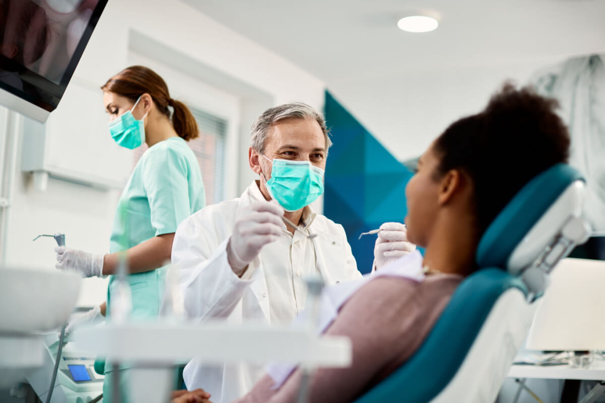 A manutenção de uma boa saúde bucal é crucial para pessoas com HIV (Imagem: True Touch Lifestyle | Shutterstock)