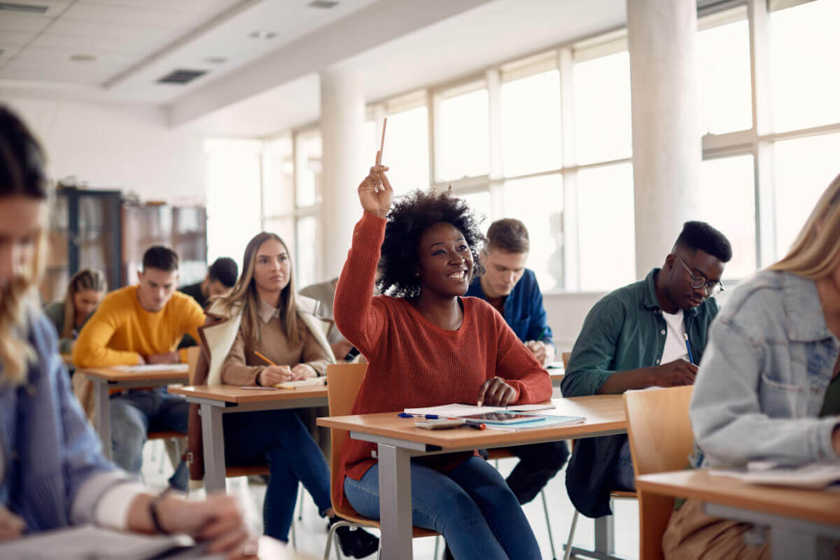 É essencial abordar obras obrigatórias para leitura em sala de aula de maneira ampla (Imagem: Drazen Zigic | Shutterstock)