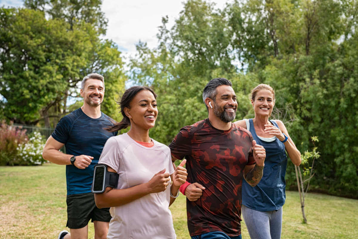 É importante ter uma rotina de exercícios físicos adaptada ao seu dia a dia (Imagem: Ground Picture | Shutterstock)