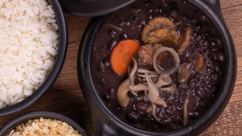 Feijoada com bife de soja (Imagem: Graziele Morelli | Shutterstock)