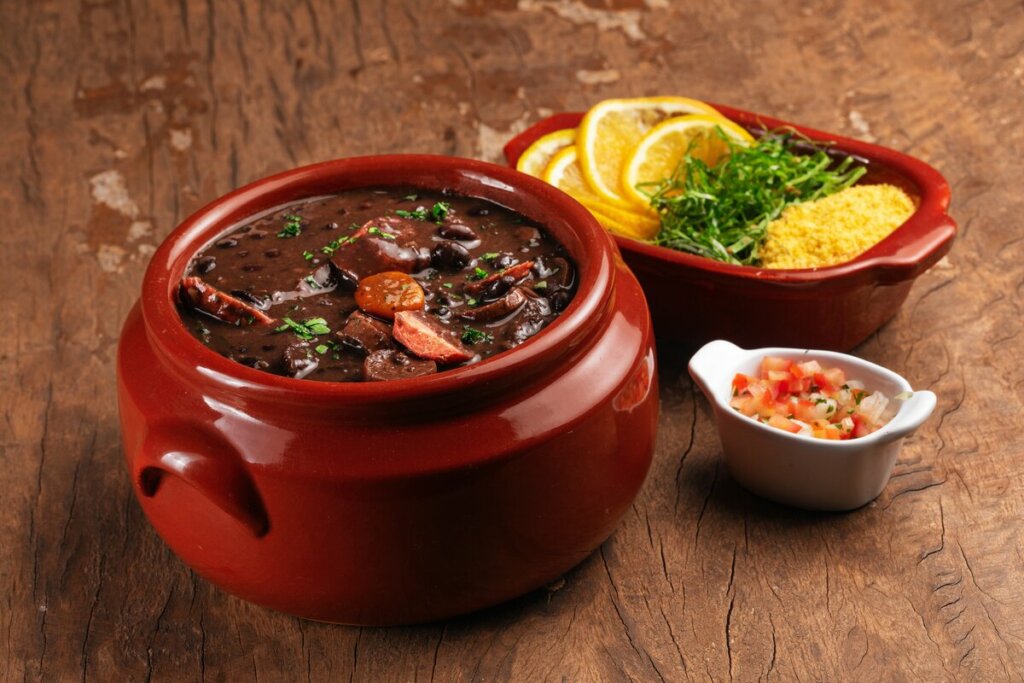 Feijoada com linguiça vegetal (Imagem: Igor Vilela Rotundo | Shutterstock)