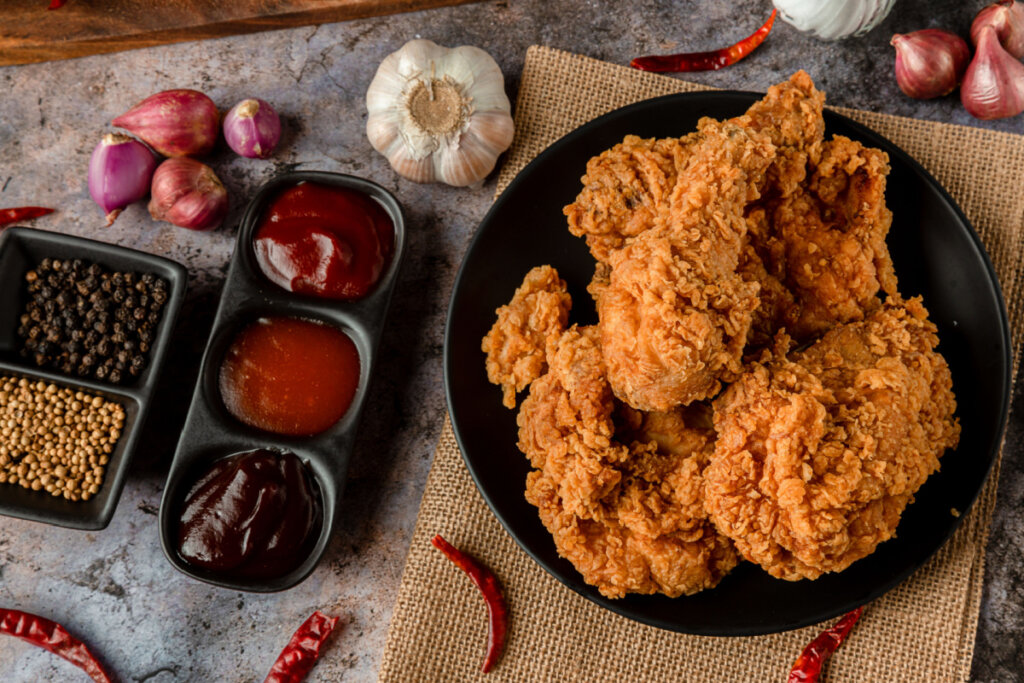 Alimentos fritos ou grelhados de restaurantes podem levar produtos l&aacute;cteos no preparo (Imagem: kckate16 | Shutterstock)