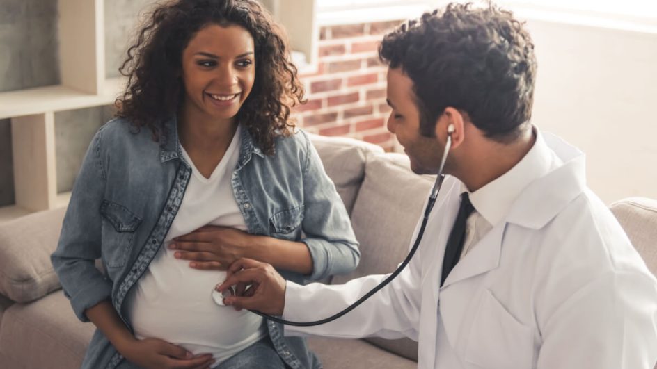A cerclagem uterina desempenha um papel significativo na prevenção de complicações durante a gravidez (Imagem: VGstockstudio | Shutterstock)