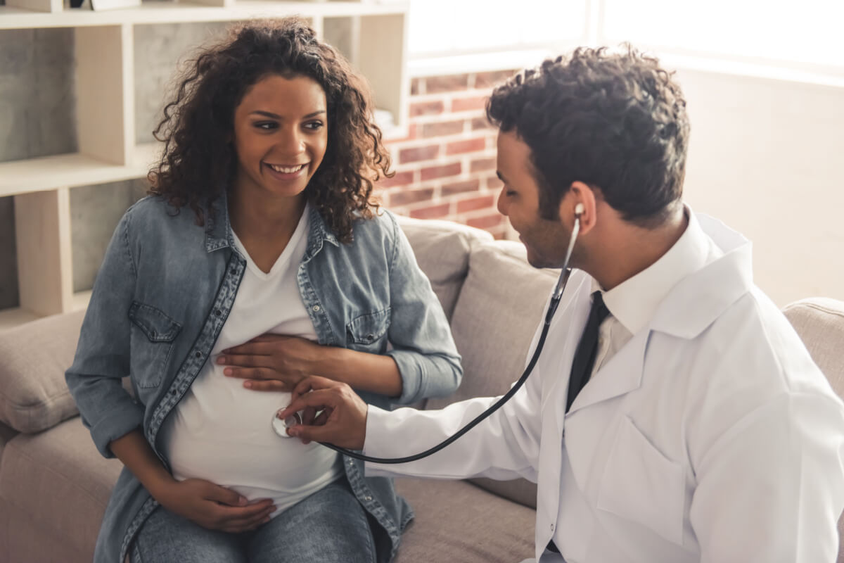 A cerclagem uterina desempenha um papel significativo na prevenção de complicações durante a gravidez (Imagem: VGstockstudio | Shutterstock)